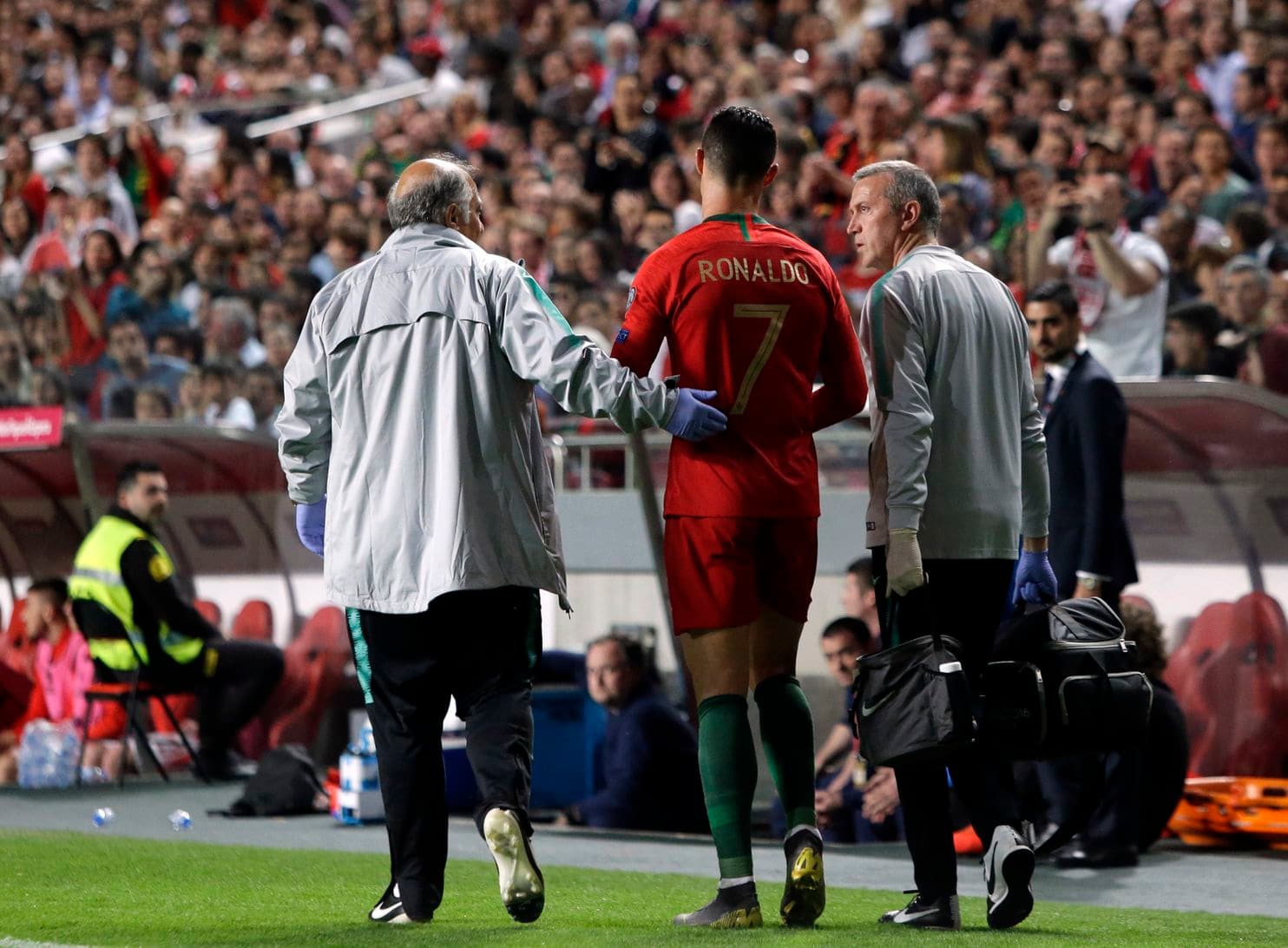 Ronaldo Cedera Saat Membela Portugal Melawan Serbia